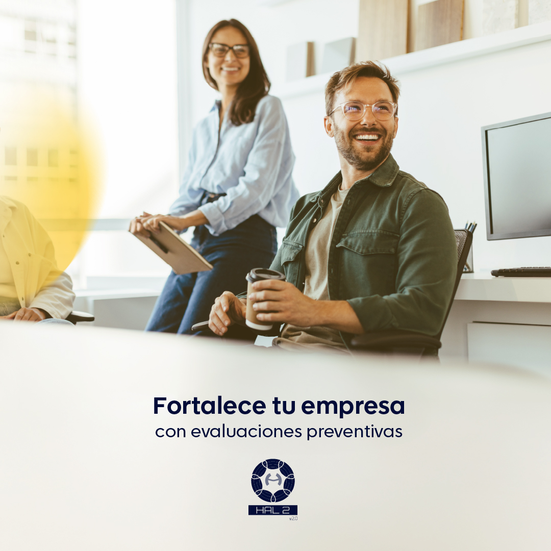 Dos profesionales sonrientes en oficina con el mensaje “Refuerza a tu empresa con nuestro test de prevención HAL-2